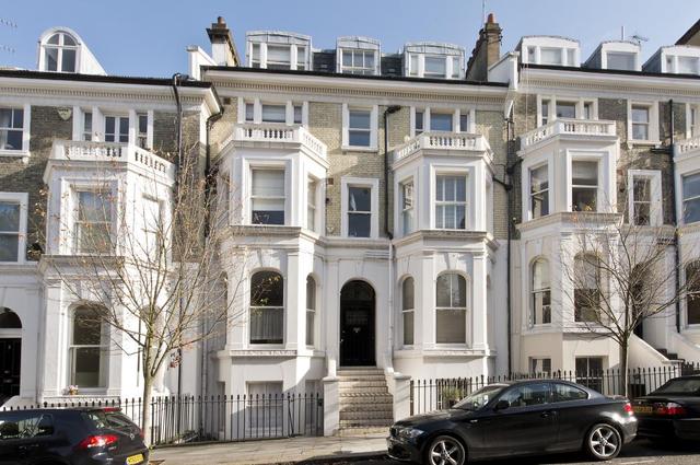  Image of 2 bedroom Flat for sale in Campden Hill Gardens London W8 at Campden Hill Gardens  London, W8 7AX