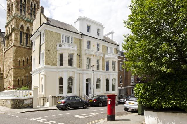  Image of 3 bedroom Flat for sale in Campden Hill Gardens London W8 at Campden Hill Gardens  London, W8 7AZ