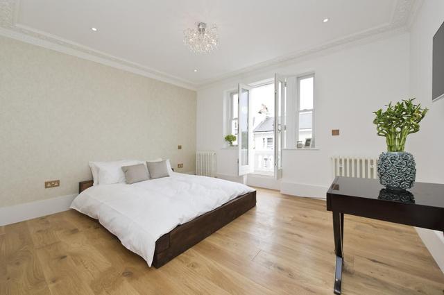  Image of 3 bedroom Flat for sale in Campden Hill Gardens London W8 at Campden Hill Gardens  London, W8 7AZ