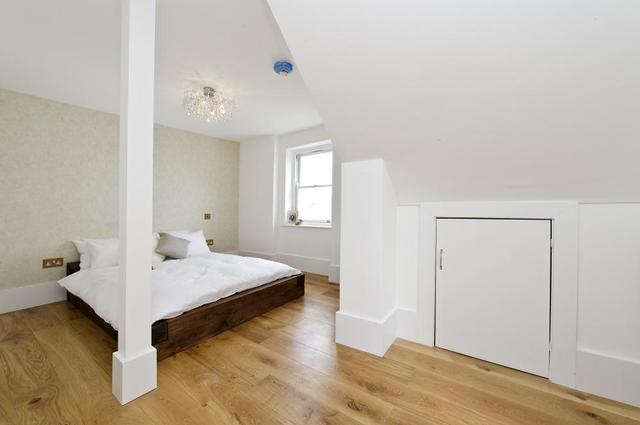  Image of 3 bedroom Flat for sale in Campden Hill Gardens London W8 at Campden Hill Gardens  London, W8 7AZ
