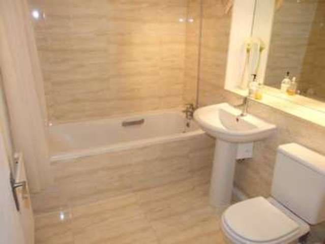  Image of 2 bedroom Apartment to rent in Castle Crescent Reading RG1 at Reading Berkshire Reading, RG1 6AQ