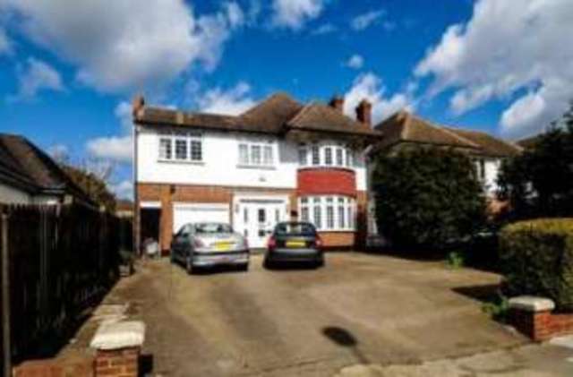  Image of 4 bedroom Detached house for sale in Cat Hill East Barnet Barnet EN4 at Cockfosters  Cockfosters, EN4 8HS
