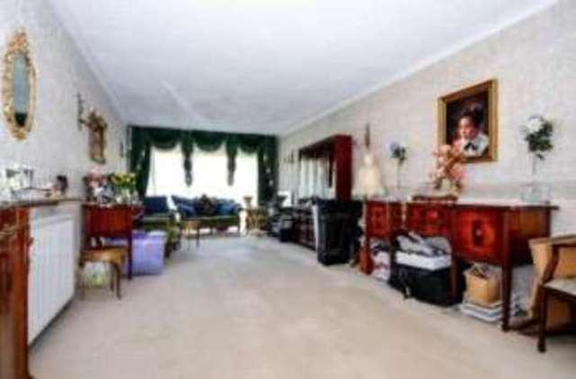  Image of 4 bedroom Detached house for sale in Cat Hill East Barnet Barnet EN4 at Cockfosters  Cockfosters, EN4 8HS
