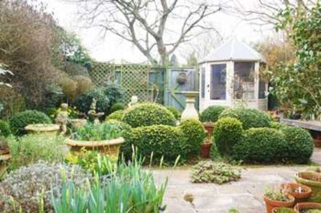  Image of 4 bedroom Detached house for sale in Park Street Thame OX9 at 84 Park Street  Thame, OX9 3HX