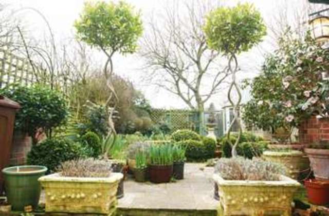  Image of 4 bedroom Detached house for sale in Park Street Thame OX9 at 84 Park Street  Thame, OX9 3HX