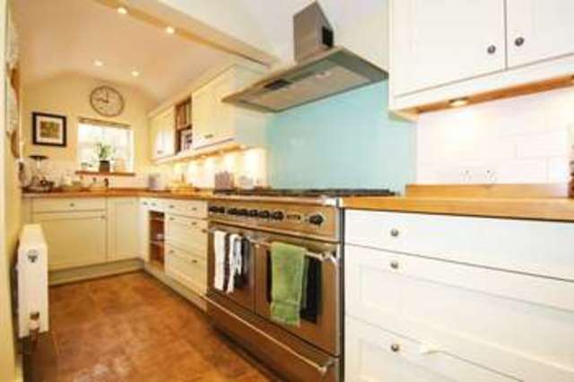  Image of 4 bedroom Detached house for sale in Park Street Thame OX9 at 84 Park Street  Thame, OX9 3HX