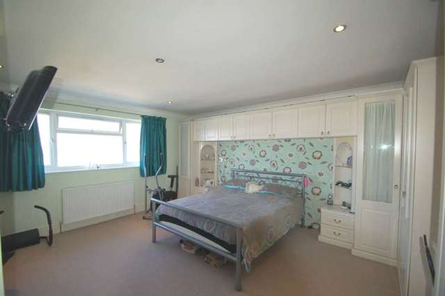  Image of 4 bedroom End of Terrace for sale in Oak End Way Chinnor OX39 at Oak End Way  Chinnor, OX39 4JJ