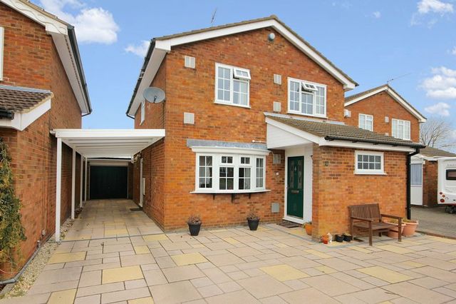  Image of 4 bedroom Detached house for sale in Claydown Way Slip End Luton LU1 at Claydown Way Slip End Luton, LU1 4DU