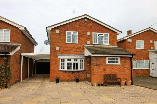  Image of 4 bedroom Detached house for sale in Claydown Way Slip End Luton LU1 at Claydown Way Slip End Luton, LU1 4DU