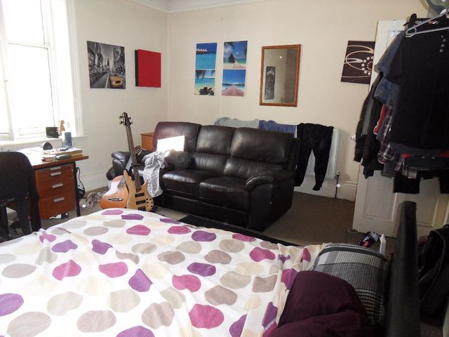  Image of 3 bedroom Apartment to rent in Collegiate Crescent Sheffield S10 at Sheffield, S10 2BJ