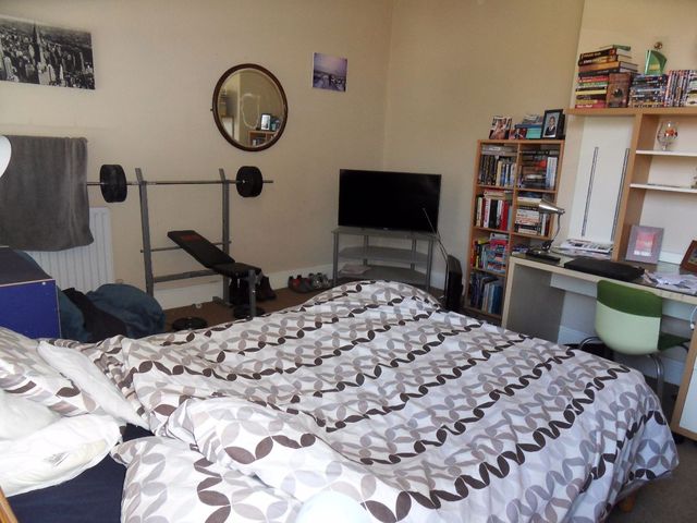  Image of 3 bedroom Apartment to rent in Collegiate Crescent Sheffield S10 at Sheffield, S10 2BJ