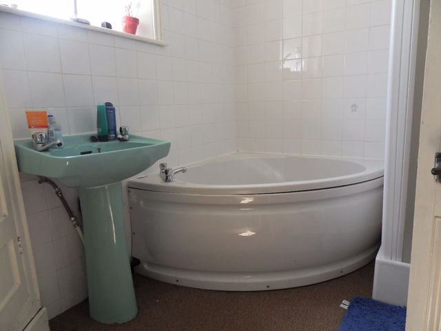  Image of 3 bedroom Apartment to rent in Collegiate Crescent Sheffield S10 at Sheffield, S10 2BJ
