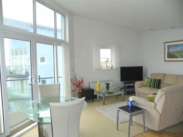  Image of 3 bedroom Flat for sale in Pentre Doc Y Gogledd Llanelli SA15 at Cwrt Westfa Llanelli Llanelli, SA15 2LX
