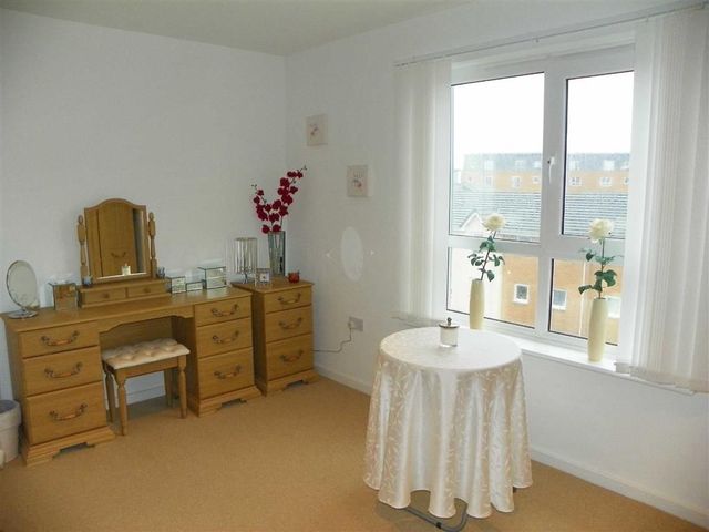  Image of 3 bedroom Flat for sale in Pentre Doc Y Gogledd Llanelli SA15 at Cwrt Westfa Llanelli Llanelli, SA15 2LX