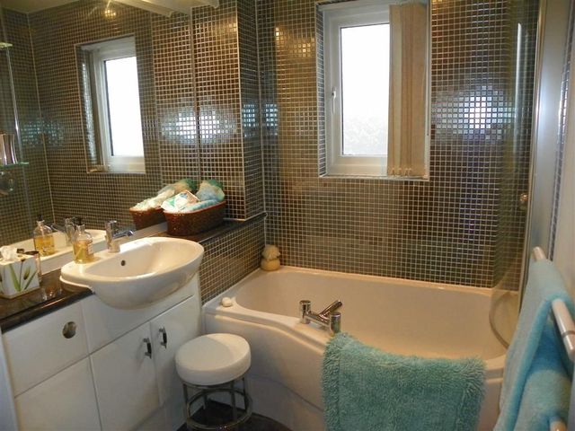  Image of 3 bedroom Flat for sale in Pentre Doc Y Gogledd Llanelli SA15 at Cwrt Westfa Llanelli Llanelli, SA15 2LX