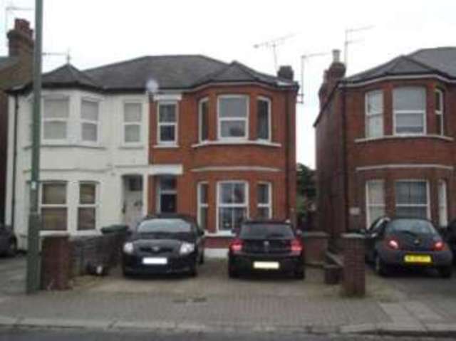  Image of 2 bedroom Flat for sale in East Barnet Road New Barnet Barnet EN4 at Barnet  East Barnet, EN4 8QS