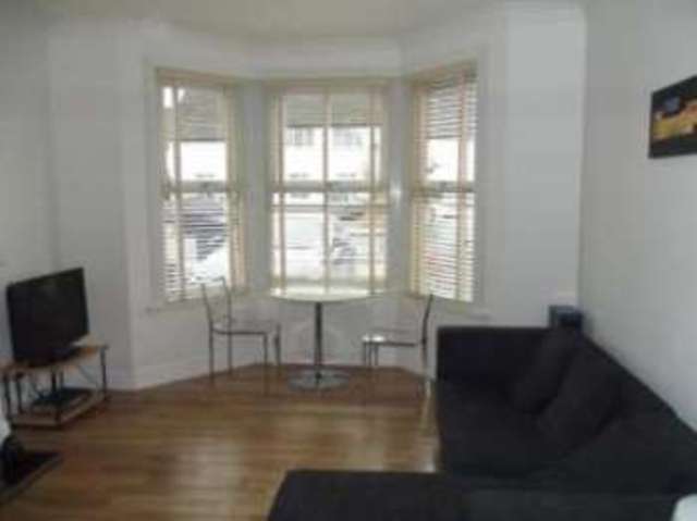  Image of 2 bedroom Flat for sale in East Barnet Road New Barnet Barnet EN4 at Barnet  East Barnet, EN4 8QS