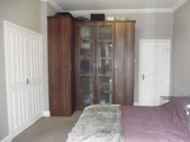  Image of 2 bedroom Flat for sale in East Barnet Road New Barnet Barnet EN4 at Barnet  East Barnet, EN4 8QS