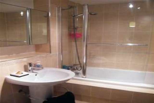  Image of 1 bedroom Flat to rent in Lloyd George Avenue Cardiff CF10 at Cardiff, CF10 4QL