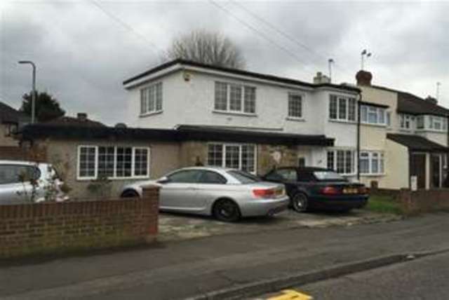 Image of 2 bedroom Flat to rent in Elm Park Avenue Hornchurch RM12 at Hornchurch, RM12 4SW