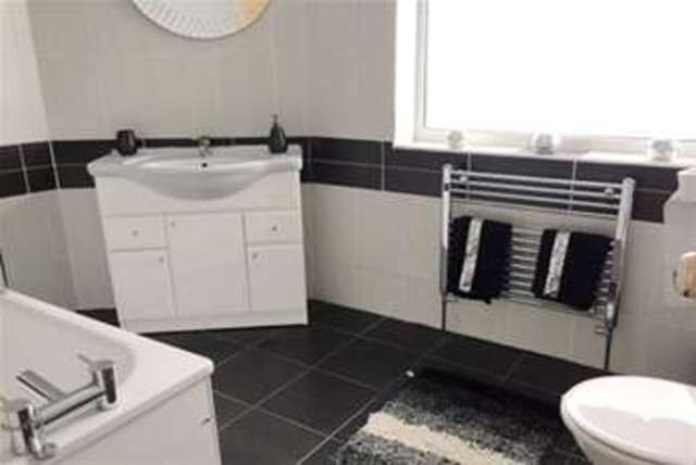  Image of 2 bedroom Flat to rent in Elm Park Avenue Hornchurch RM12 at Hornchurch, RM12 4SW