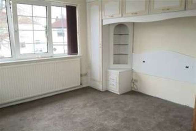  Image of 2 bedroom Flat to rent in Elm Park Avenue Hornchurch RM12 at Hornchurch, RM12 4SW