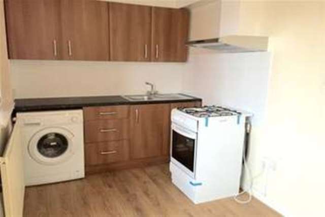  Image of 2 bedroom Flat to rent in Elm Park Avenue Hornchurch RM12 at Hornchurch, RM12 4SW