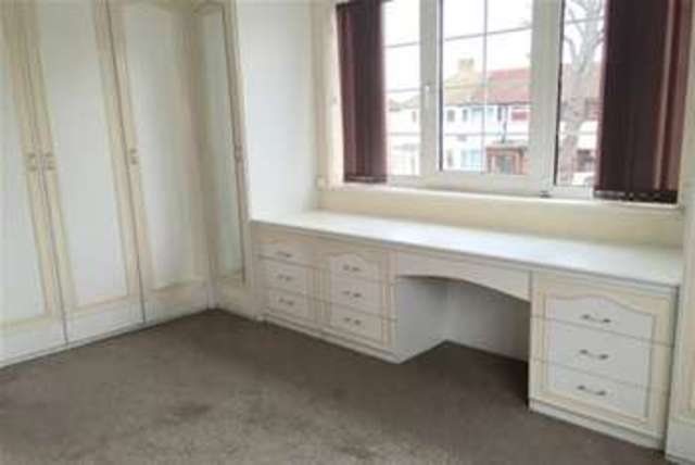  Image of 2 bedroom Flat to rent in Elm Park Avenue Hornchurch RM12 at Hornchurch, RM12 4SW