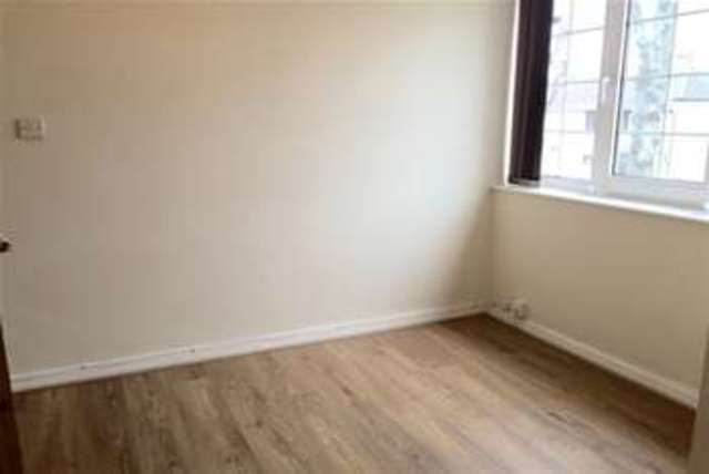  Image of 2 bedroom Flat to rent in Elm Park Avenue Hornchurch RM12 at Hornchurch, RM12 4SW