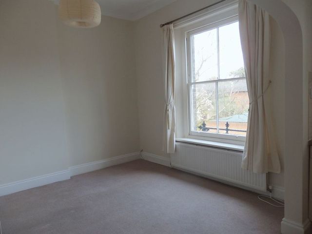  Image of 1 bedroom Flat to rent in Worple Road Epsom KT18 at Worple Road  Epsom, KT18 5EF