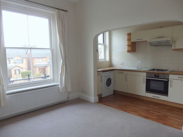  Image of 1 bedroom Flat to rent in Worple Road Epsom KT18 at Worple Road  Epsom, KT18 5EF