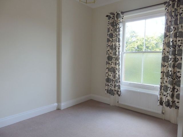  Image of 1 bedroom Flat to rent in Worple Road Epsom KT18 at Worple Road  Epsom, KT18 5EF