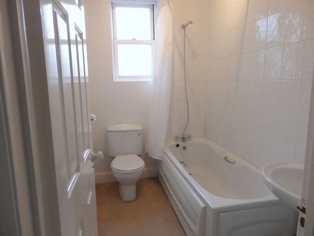  Image of 1 bedroom Flat to rent in Worple Road Epsom KT18 at Worple Road  Epsom, KT18 5EF