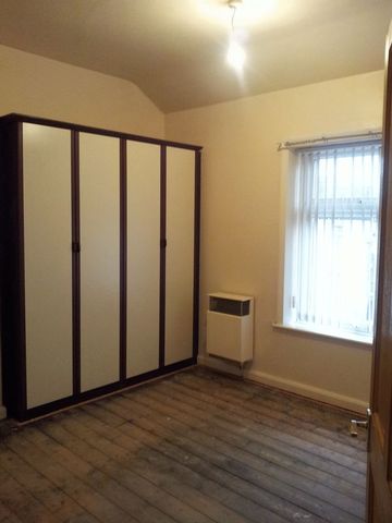  Image of 3 bedroom Terraced house to rent in Everard Street Crosland Moor Huddersfield HD4 at Everard Street  Huddersfield, HD4 5DW