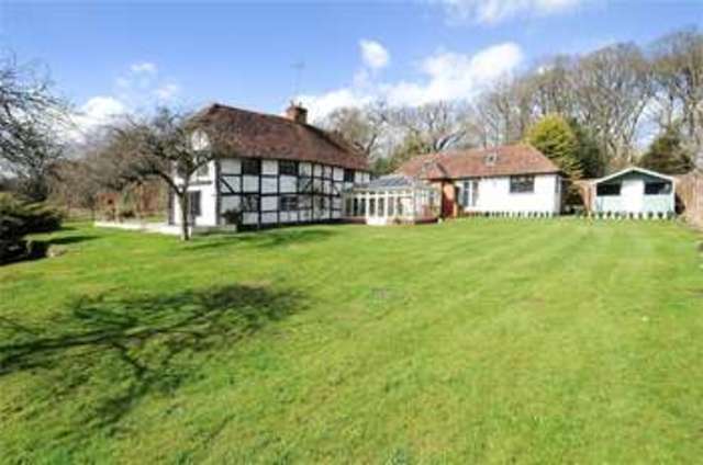  Image of 6 bedroom Detached house to rent in Fleet Hill Finchampstead Wokingham RG40 at Finchampstead Wokingham Finchampstead, RG40 4LA