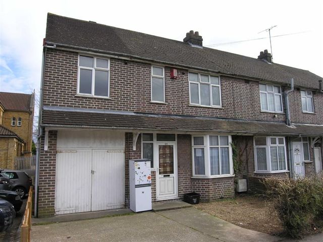  Image of 3 bedroom Property for sale in Gardenia Avenue Luton LU3 at Gardenia Avenue Luton Luton, LU3 2NS