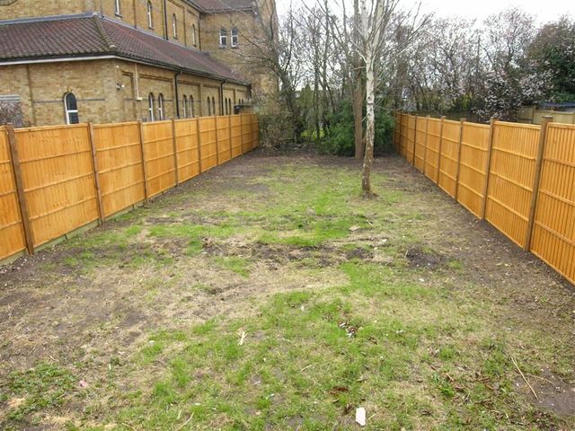  Image of 3 bedroom Property for sale in Gardenia Avenue Luton LU3 at Gardenia Avenue Luton Luton, LU3 2NS