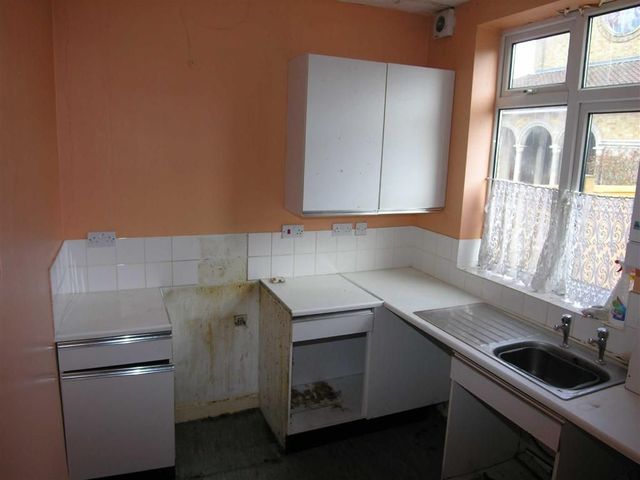  Image of 3 bedroom Property for sale in Gardenia Avenue Luton LU3 at Gardenia Avenue Luton Luton, LU3 2NS