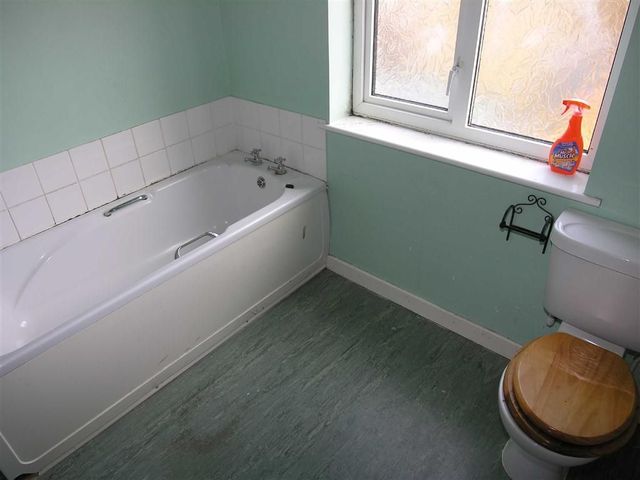  Image of 3 bedroom Property for sale in Gardenia Avenue Luton LU3 at Gardenia Avenue Luton Luton, LU3 2NS