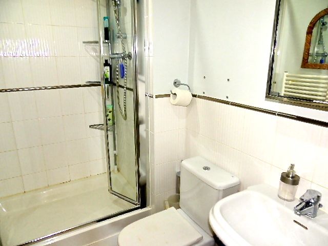 bathroom Image of 2 bedroom Apartment to rent in Lordship Lane London SE22 at East Dulwich, SE22 8GB Image of bathroom