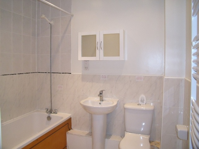  Image of 2 bedroom Apartment to rent in Brinkworth Terrace York YO10 at York, YO10 3DE