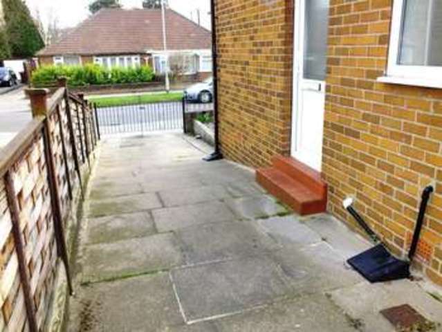  Image of 2 bedroom Bungalow to rent in High Moor Crescent Moortown Leeds LS17 at Leeds  Moor Allerton, LS17 6EE