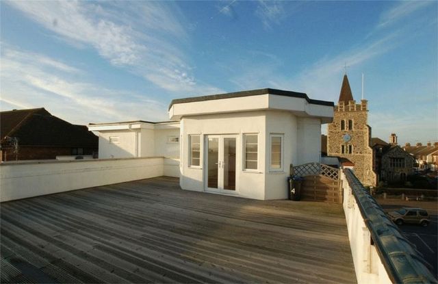  Image of 2 bedroom Flat to rent in Highcliff Drive Leigh-on-Sea SS9 at Highcliff Mansions Highcliff Drive Leigh-On-Sea, SS9 1DH