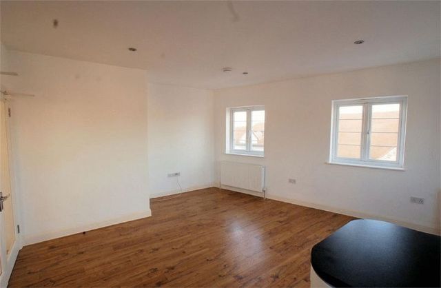  Image of 2 bedroom Flat to rent in Highcliff Drive Leigh-on-Sea SS9 at Highcliff Mansions Highcliff Drive Leigh-On-Sea, SS9 1DH