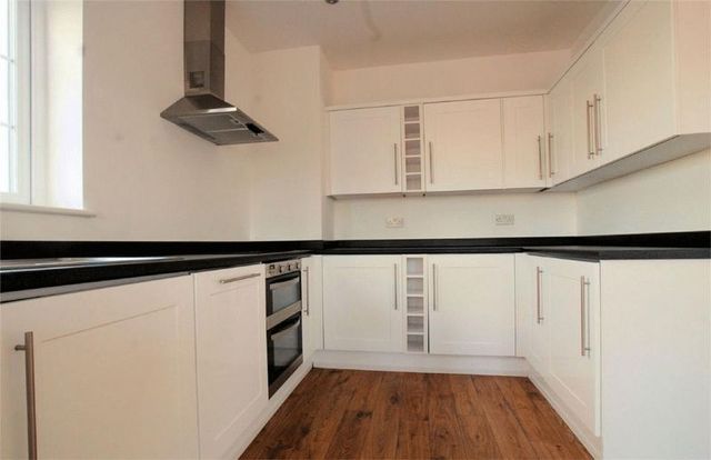  Image of 2 bedroom Flat to rent in Highcliff Drive Leigh-on-Sea SS9 at Highcliff Mansions Highcliff Drive Leigh-On-Sea, SS9 1DH