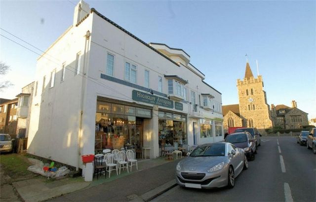  Image of 2 bedroom Flat to rent in Highcliff Drive Leigh-on-Sea SS9 at Highcliff Mansions Highcliff Drive Leigh-On-Sea, SS9 1DH