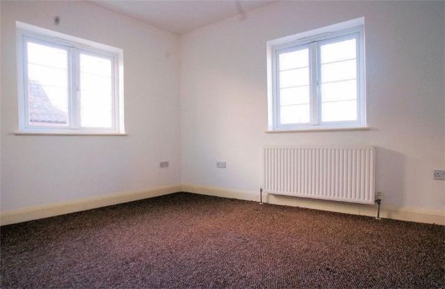  Image of 2 bedroom Flat to rent in Highcliff Drive Leigh-on-Sea SS9 at Highcliff Mansions Highcliff Drive Leigh-On-Sea, SS9 1DH