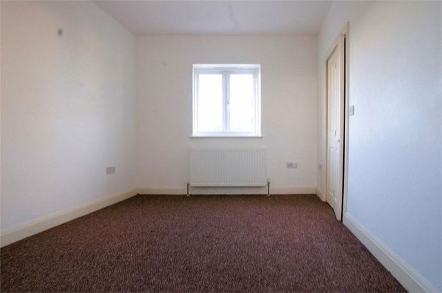  Image of 2 bedroom Flat to rent in Highcliff Drive Leigh-on-Sea SS9 at Highcliff Mansions Highcliff Drive Leigh-On-Sea, SS9 1DH