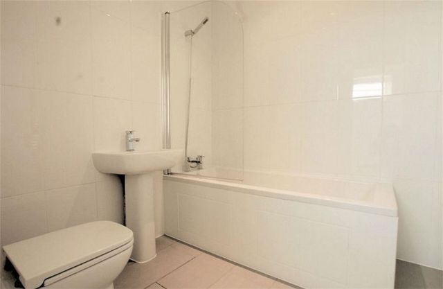  Image of 2 bedroom Flat to rent in Highcliff Drive Leigh-on-Sea SS9 at Highcliff Mansions Highcliff Drive Leigh-On-Sea, SS9 1DH