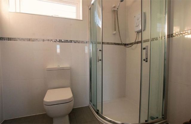  Image of 2 bedroom Flat to rent in Highcliff Drive Leigh-on-Sea SS9 at Highcliff Mansions Highcliff Drive Leigh-On-Sea, SS9 1DH